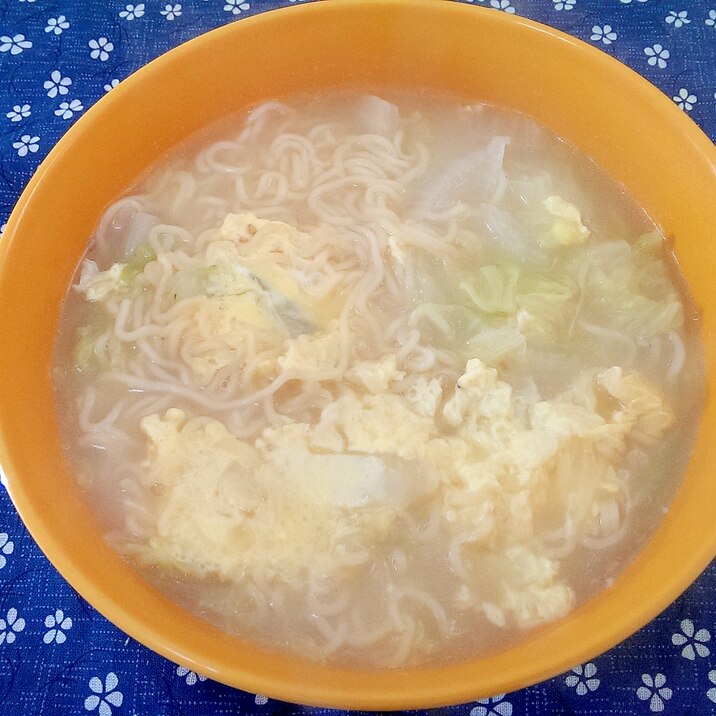 白菜とたまごのとんこつラーメン